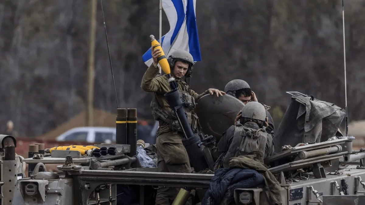 Soldados de Israel disparan sus armas