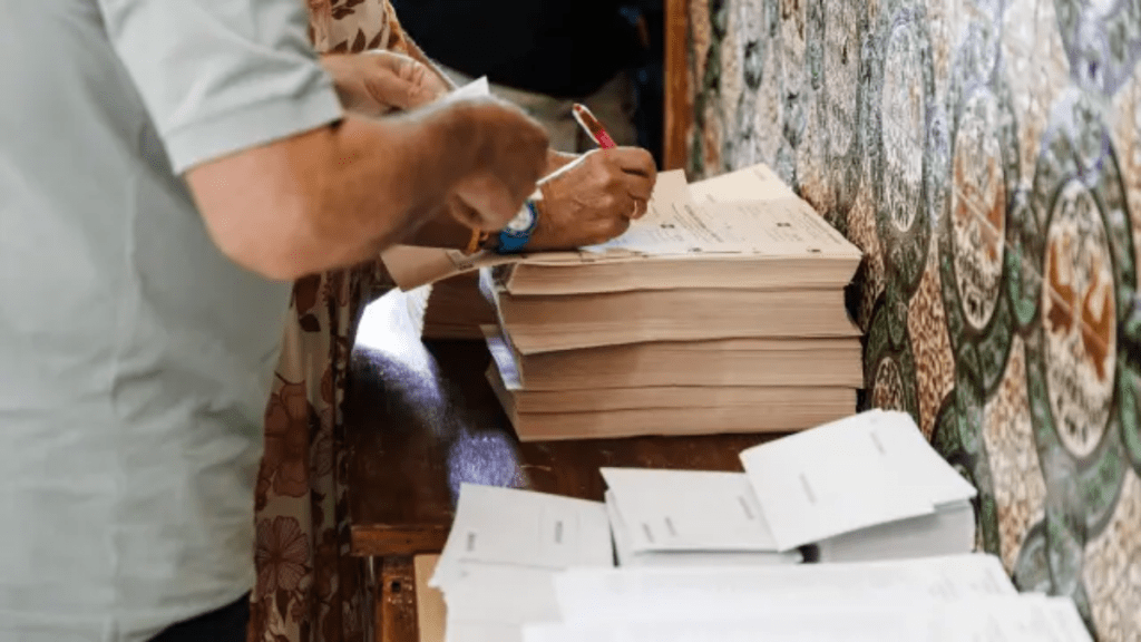 Una persona se prepara para ejercer su derecho a voto durante las elecciones de vascas País vasco. Europa Press