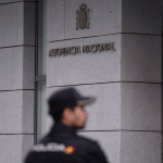 Un agente de Policía en la entrada de la Audiencia Nacional, a 16 de octubre de 2023, en Madrid (España) ongi etorri de eta etarras