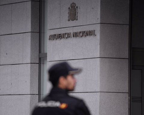 Un agente de Policía en la entrada de la Audiencia Nacional, a 16 de octubre de 2023, en Madrid (España) ongi etorri de eta etarras