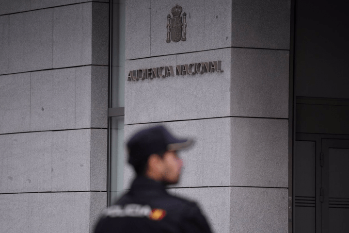 Un agente de Policía en la entrada de la Audiencia Nacional, a 16 de octubre de 2023, en Madrid (España) ongi etorri de eta etarras