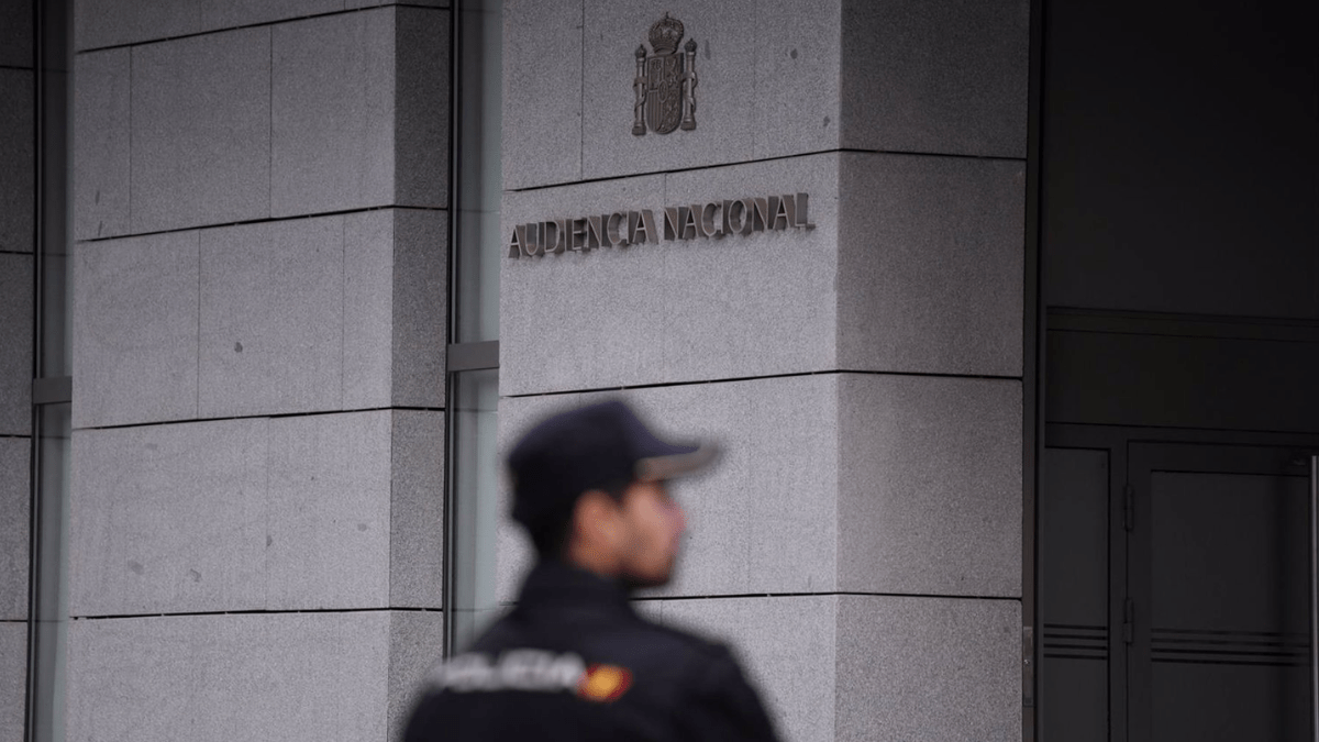 Un agente de Policía en la entrada de la Audiencia Nacional, a 16 de octubre de 2023, en Madrid (España) ongi etorri de eta etarras