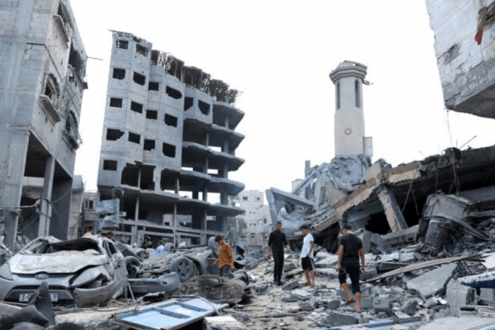 Daños materiales en una mezquita destruida por un bombardeo de Israel contra la Franja de Gaza