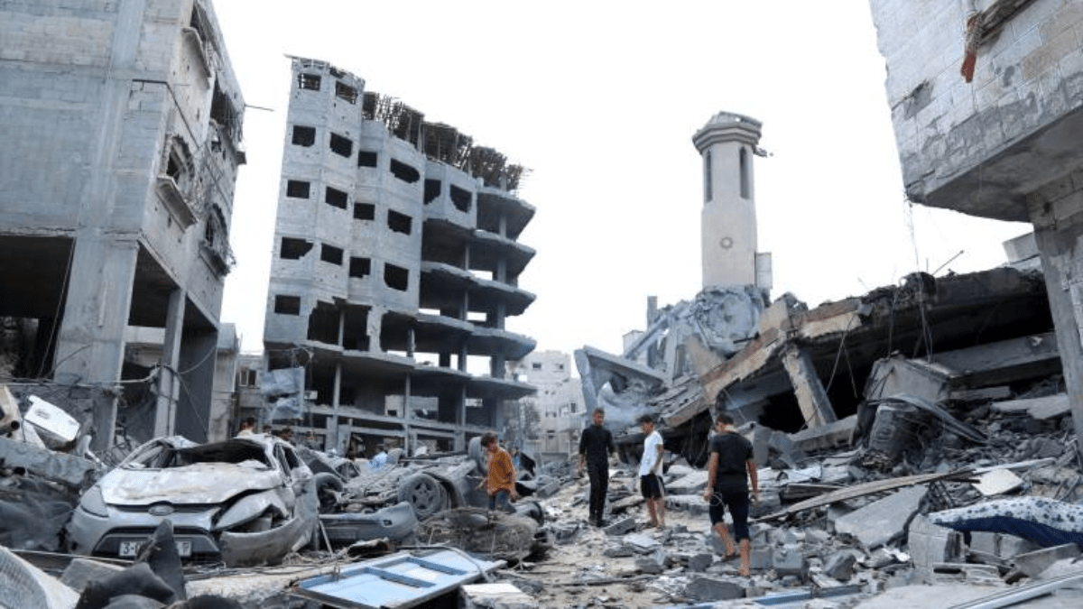 Daños materiales en una mezquita destruida por un bombardeo de Israel contra la Franja de Gaza