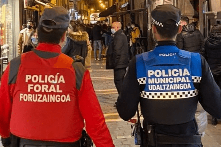 Imagen de archivo de agentes de la Policía Foral y de la Policía Municipal de Pamplona, Navarra, cercana a Tudela, donde atropellaron alciclista sin carnet