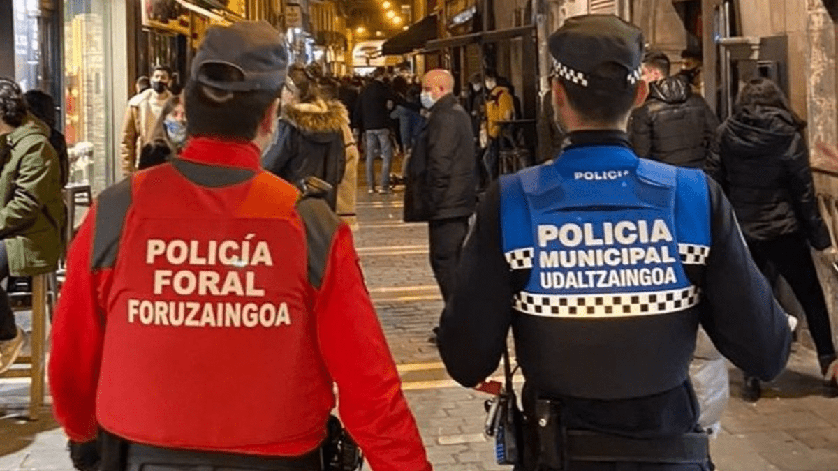 Imagen de archivo de agentes de la Policía Foral y de la Policía Municipal de Pamplona, Navarra, cercana a Tudela, donde atropellaron alciclista sin carnet