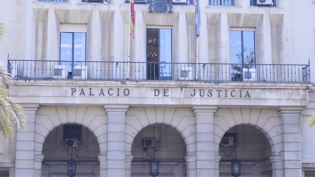 Sevilla fachada. Estafa estafadora que timó al hombre diciendo que tenía cáncer