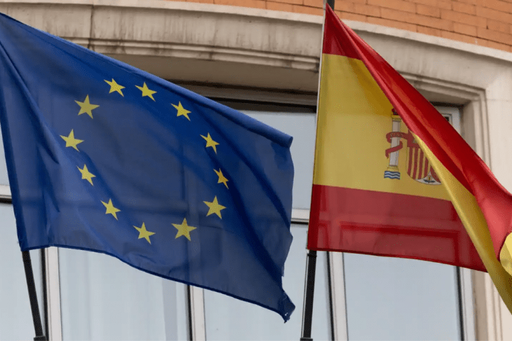 Una bandera de la Unión Europea junto a una bandera de España Eduardo Parra Europa Press migración asilo inmigración y jodido