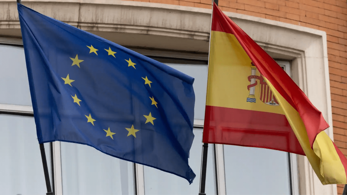 Una bandera de la Unión Europea junto a una bandera de España Eduardo Parra Europa Press migración asilo inmigración y jodido