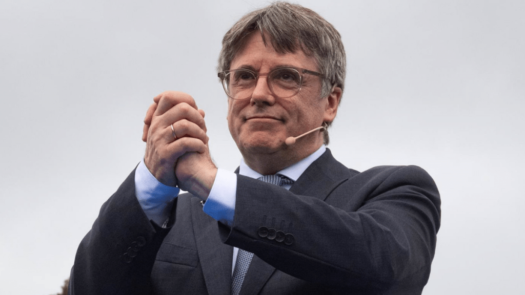 El expresidente de la Generalitat y candidato de Junts a las elecciones catalanas, Carles Puigdemont, durante un acto de Junts+, a 6 de abril de 2024, en Elna (Francia).