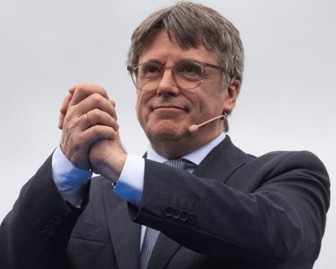 El expresidente de la Generalitat y candidato de Junts a las elecciones catalanas, Carles Puigdemont, durante un acto de Junts+, a 6 de abril de 2024, en Elna (Francia).