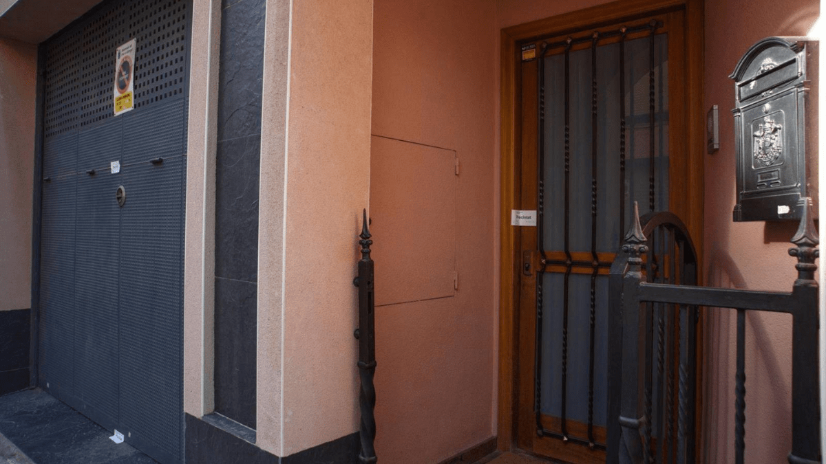 Portal de la vivienda de El Prat de Llobregat donde sucedieron los hechos