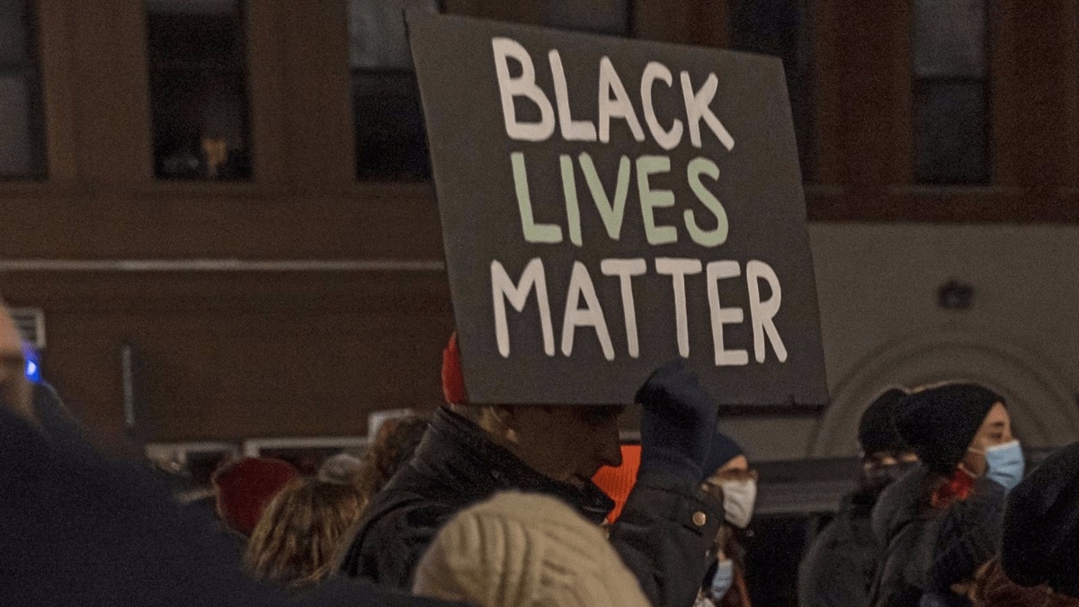 Un cartel protesta de una manifestación del movimiento 'Black Lives Matter' - Ron Adar en EEUU EE UU donde los policías abusan y pasa nada o menos