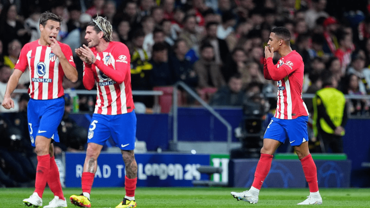 Los jugadores del Atlético de Madrid conversan tras la celebración del segundo gol | Foto: Oscar J. Barroso / AFP7 / Europa Press