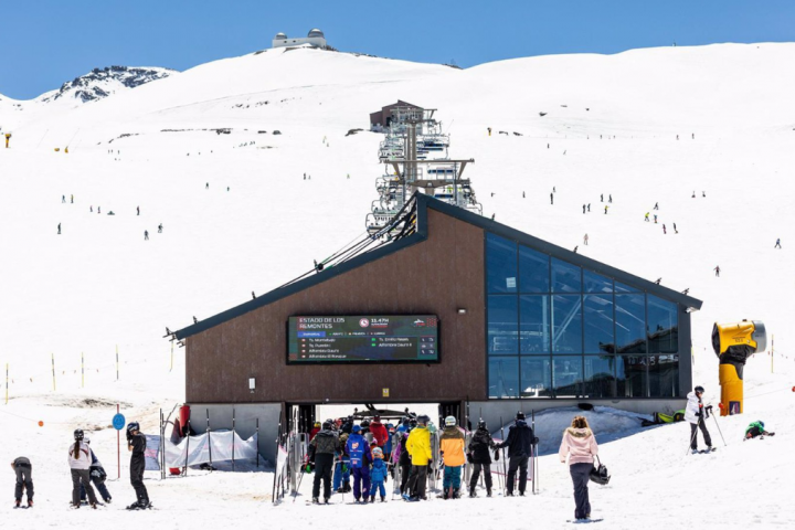 Estación de esquí de Sierra Nevada con nieve muy blanca