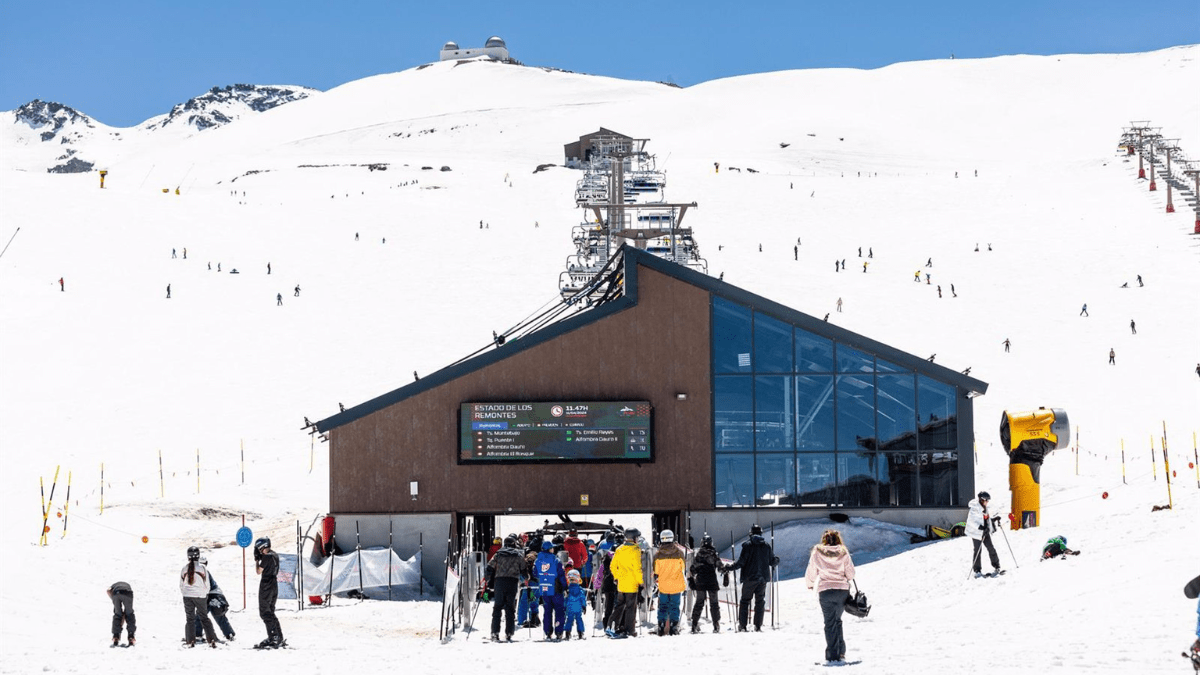 Estación de esquí de Sierra Nevada con nieve muy blanca