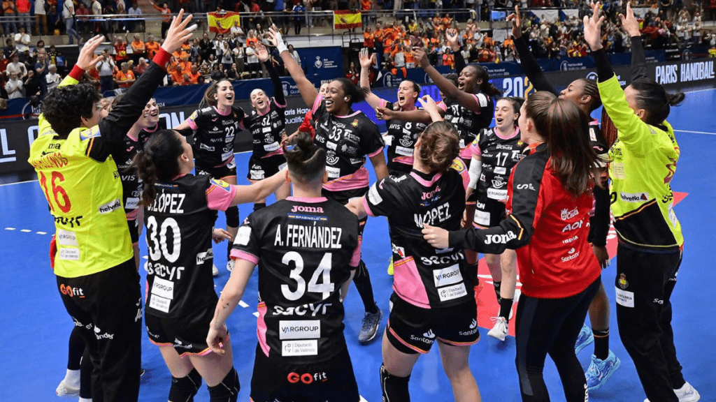 La selección española femenina de balonmano celebran la victoria ante República Checa en el primer partido del Preolímpico de Torrevieja (Alicante)