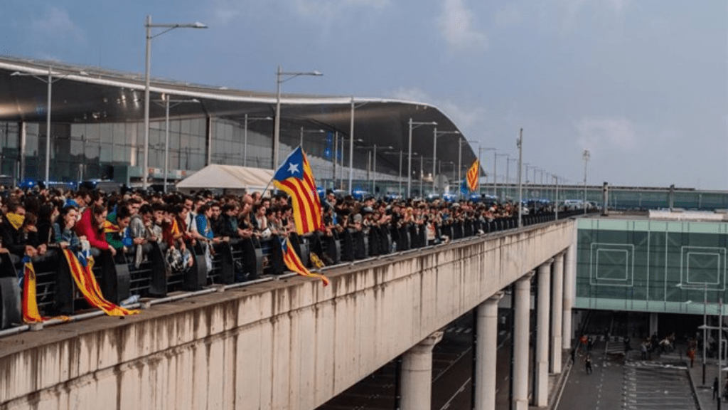 Una multitud se concentra en el Aeropuerto de Barcelona-El Prat, en protesta por la sentencia del Tribunal Supremo sobre el juicio del 'procés puente