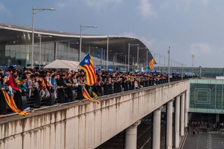 Una multitud se concentra en el Aeropuerto de Barcelona-El Prat, en protesta por la sentencia del Tribunal Supremo sobre el juicio del 'procés puente