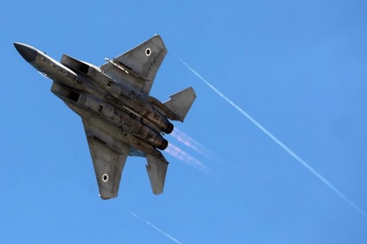 Un avión de combate israelí en vuelo Irán israel gaza damasco ee uu