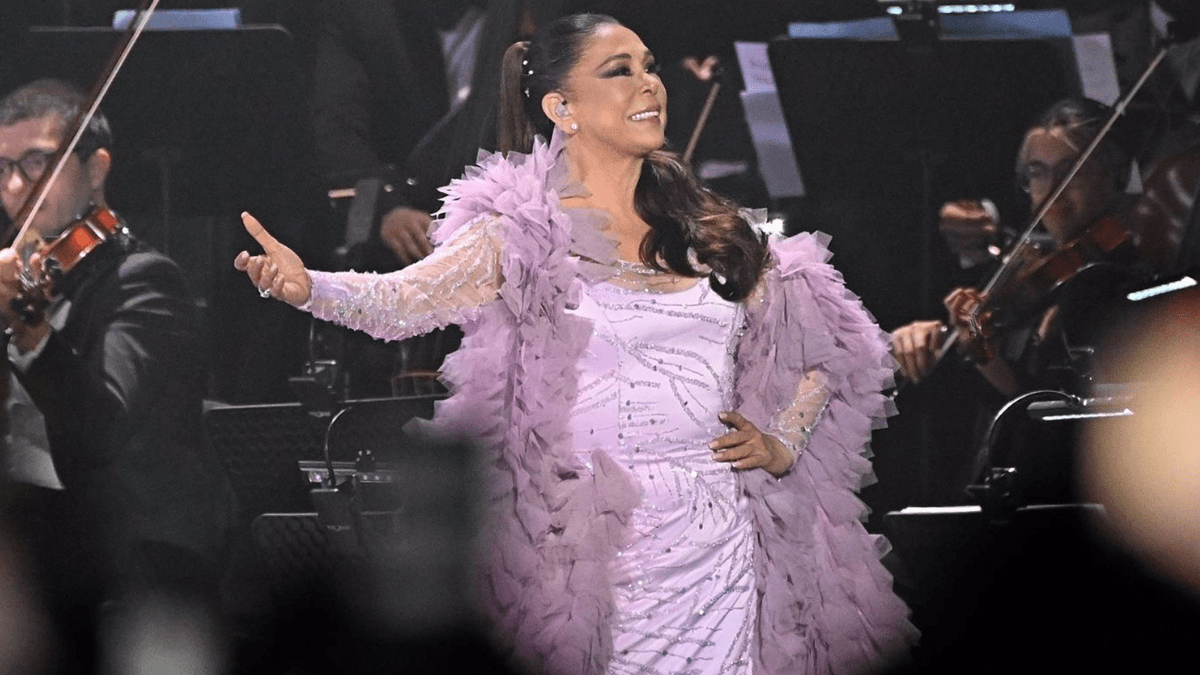 Isabel Pantoja sobre el escenario durante su concierto de su gira 50 aniversario en el WiZink Center, a 13 de abril de 2024, en Madrid (España)