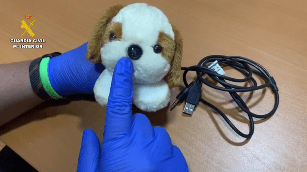 Una de las microcámaras se encontró en un peluche menor grabación agredir y grabar sexualmente málaga cabronazo