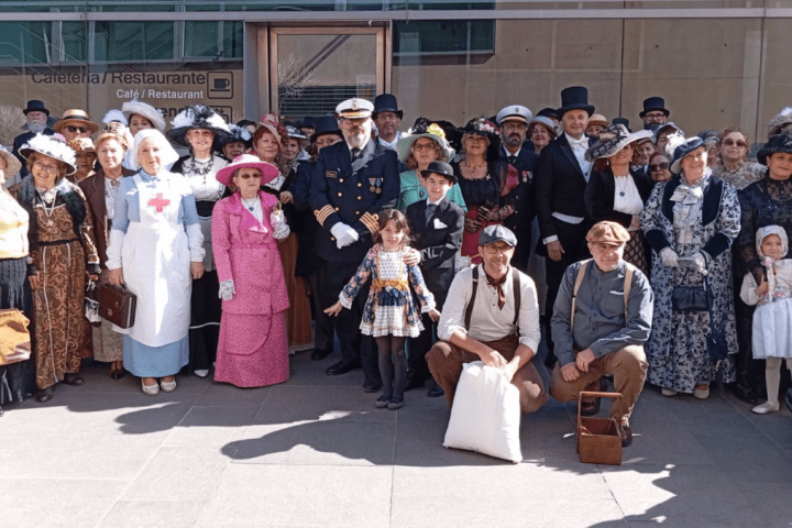 La Asociación Cultural Modernistas Cartagena de Levante ha realizado una recreación de la subida al trasatlántico 'Titanic'