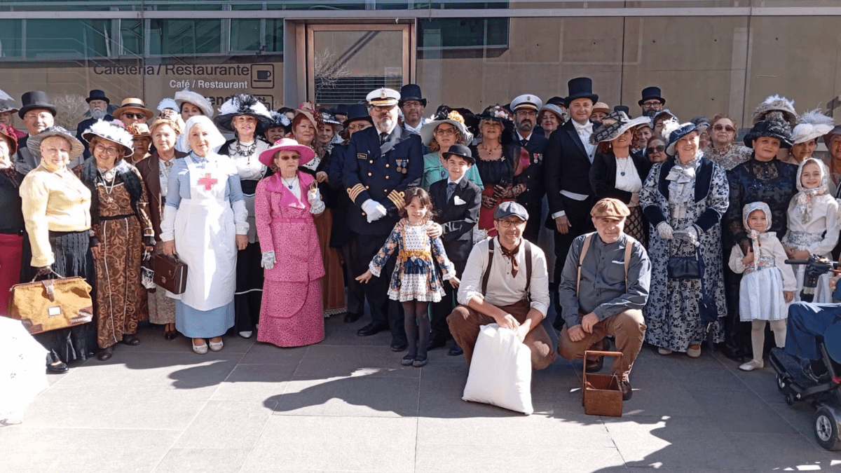 La Asociación Cultural Modernistas Cartagena de Levante ha realizado una recreación de la subida al trasatlántico 'Titanic'