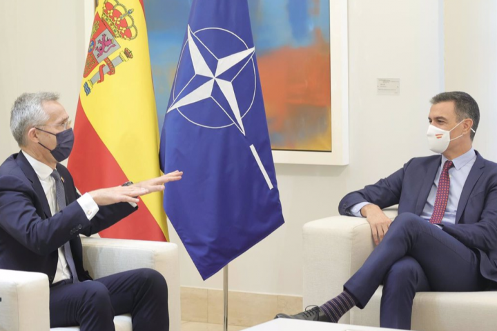 Archivo - El presidente del Gobierno, Pedro Sánchez, durante una reunión con el secretario general de la OTAN, Jens Stoltenberg, en el Palacio de la Moncloa, a 8 de defensa de octubre de 2021