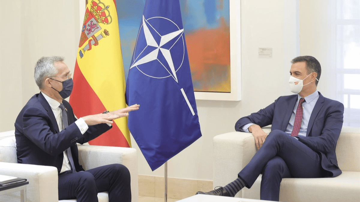 Archivo - El presidente del Gobierno, Pedro Sánchez, durante una reunión con el secretario general de la OTAN, Jens Stoltenberg, en el Palacio de la Moncloa, a 8 de defensa de octubre de 2021