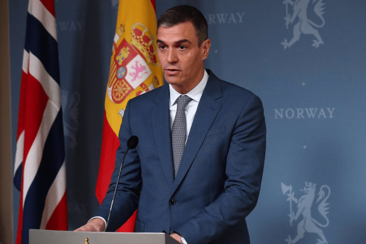 l presidente del Gobierno, Pedro Sánchez, durante su rueda de prensa tras su reunión con el primer ministro del Reino de Noruega, Jonas Gahr Stre, en Oslo, a 12 de abril de 2024 irán eta terrorismo dolor begoño bilduetarras eta catalanes venezuela israel es de la eta