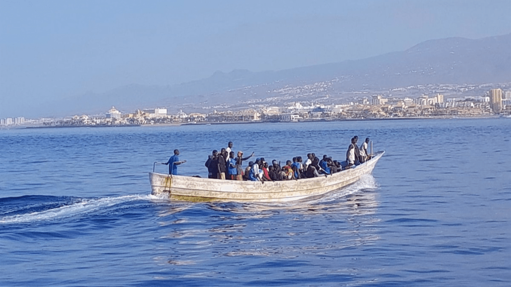 n cayuco en el que viajaban 43 migrantes, 11 de ellos menores, ha llegado hoy sábado al puerto de Los Cristianos, en Tenerife, proceden canarias - te de Senegal