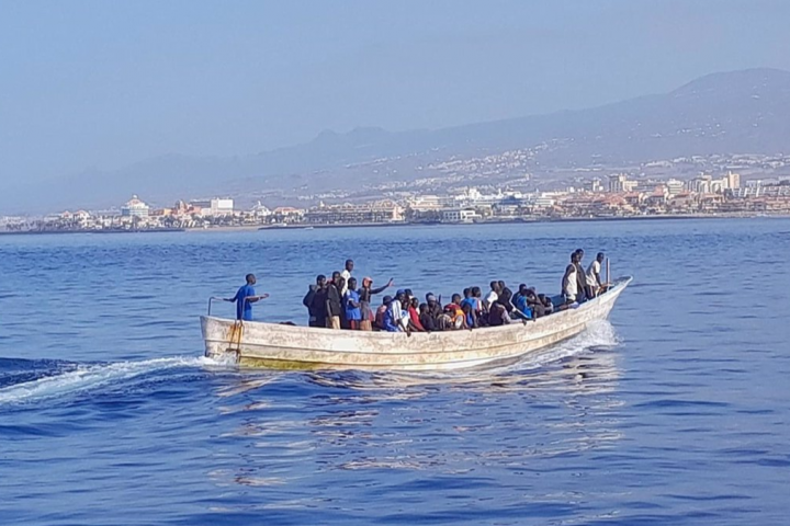 n cayuco en el que viajaban 43 migrantes, 11 de ellos menores, ha llegado hoy sábado al puerto de Los Cristianos, en Tenerife, proceden canarias - te de Senegal
