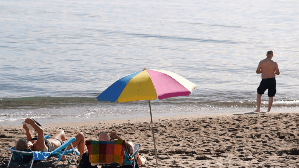 Varias personas disfrutan tomando el sol en la playa de la Malagueta. - Álex Zea - Europa Press tiempo temperatura