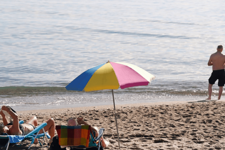 Varias personas disfrutan tomando el sol en la playa de la Malagueta. - Álex Zea - Europa Press tiempo temperatura