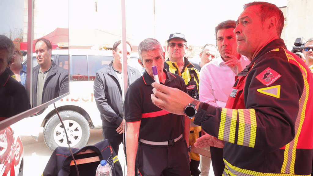 El 'president' de la Generalitat, Carlos Mazón, en el puesto de mando avanzado del incendio forestal de Tàrbena (Alicante)