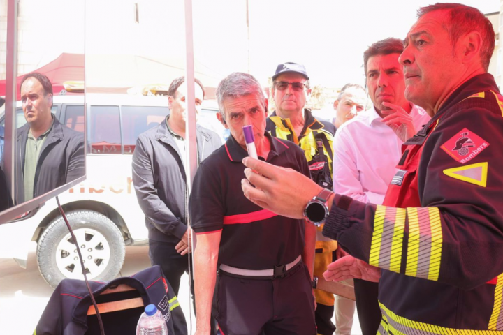 El 'president' de la Generalitat, Carlos Mazón, en el puesto de mando avanzado del incendio forestal de Tàrbena (Alicante)