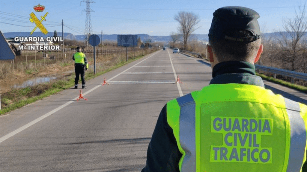 Agentes de la Guardia Civil de Tráfico ebrio en santander conductor