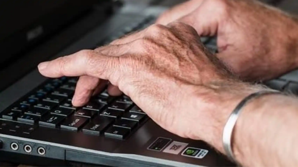 Una persona mayor escribiendo en el teclado de un ordenador. UPM / Europa Press, brecha digital