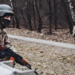 Un soldado del ejército ucraniano observa su posición, a 6 de marzo de 2022, en Irpin (Ucrania).
