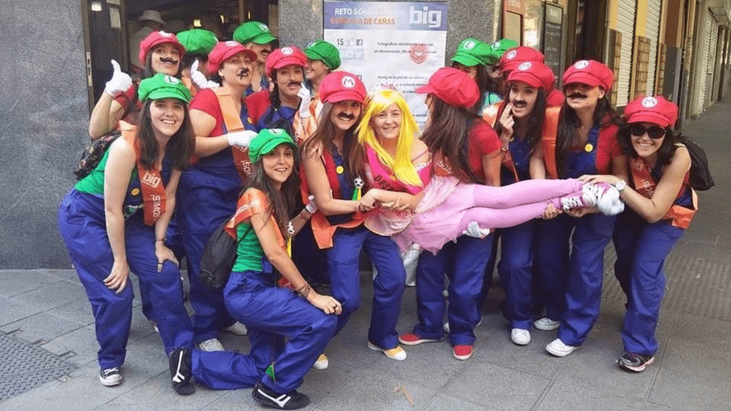 Un grupo de mujeres celebra una granada despedida de soltero caracterizadas como personajes de Super Mario | Fuente: Europa Press / Despedidas Big Eventos