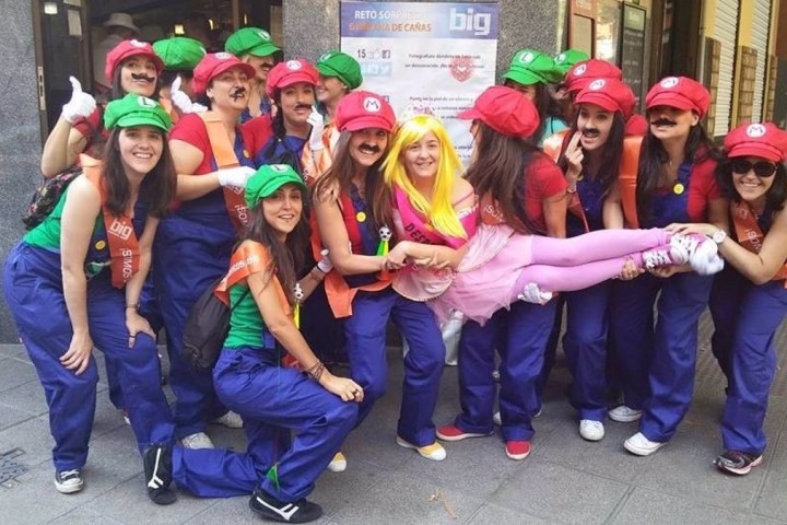 Un grupo de mujeres celebra una granada despedida de soltero caracterizadas como personajes de Super Mario | Fuente: Europa Press / Despedidas Big Eventos