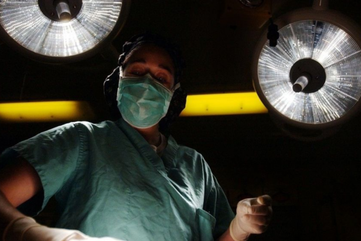 Una cirujana trabaja durante una mudo médico diganóstico error imdednizado intervención en quirófano | Fuente: Europa Press