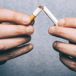 Una persona rompe por la mitad un cigarro de tabaco / Archivo Europa Press reino unido