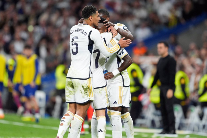 Lucas Vázquez, Vinicius y Bellingham celebran uno de los goles del Real Madrid | Foto: Oscar J. Barroso / AFP7 / Europa Press