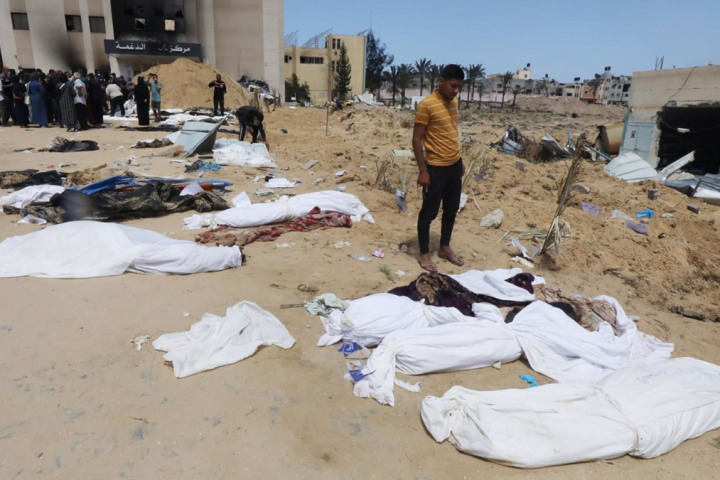 Cadávere hallados en una fosa común en el recintod del Hospsital Nasser de Jan Yunis, en la Franja de Gaza - Europa Press/Contacto/Omar Ashtawy