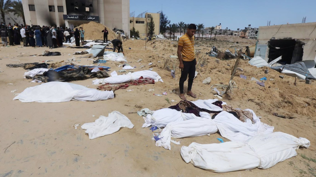 Cadávere hallados en una fosa común en el recintod del Hospsital Nasser de Jan Yunis, en la Franja de Gaza - Europa Press/Contacto/Omar Ashtawy