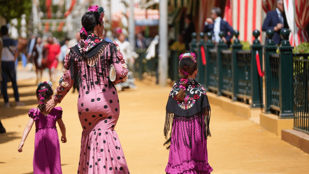 Mujeres vestida de flamenca en la feria de sevilla. - María José López - Europa Press