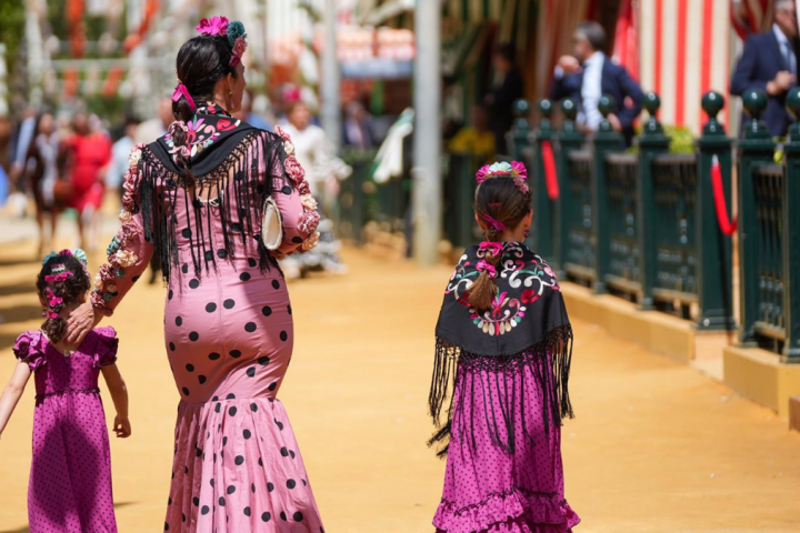 Mujeres vestida de flamenca en la feria de sevilla. - María José López - Europa Press