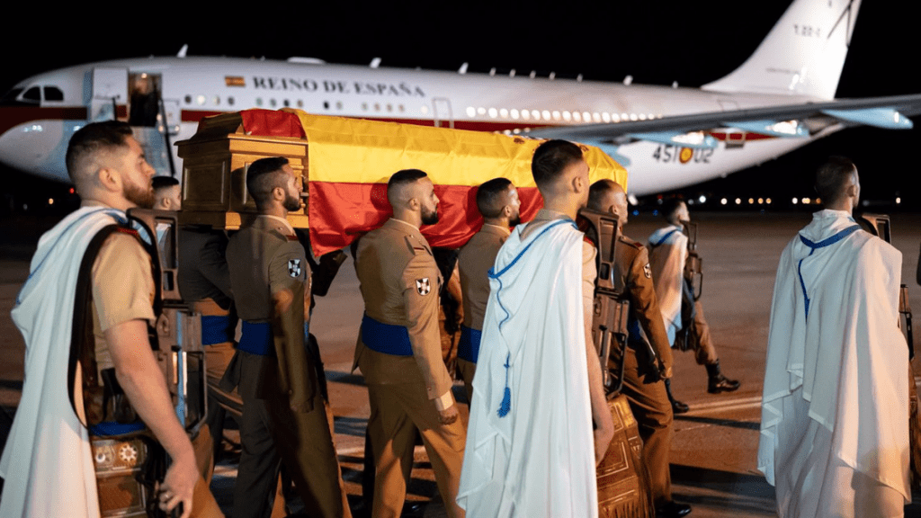 Varios militares portan los restos mortales del cabo Palacios Aguilar, a su llegada a la base aérea de Torrejón de Ardoz, a 24 de abril de 2024, en Torrejón de Ardoz, Madrid (España)